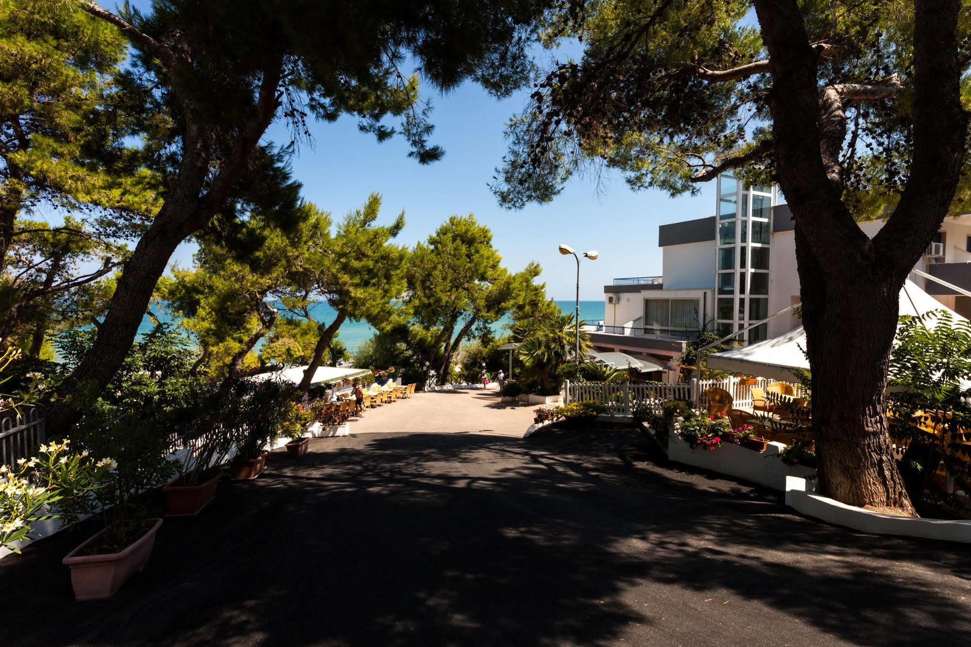 Hotel Baia Santa Barbara Rodi Garganico Exterior foto
